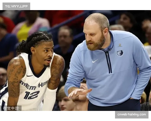 终场哨响,莫兰特与队友拥抱安慰失利灰熊